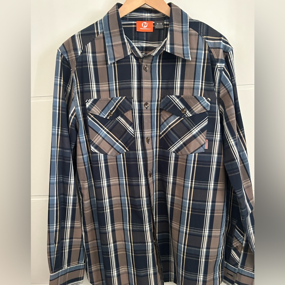 MERRELL mens size medium long sleeve button down shirt
